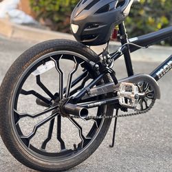 Mongoose black that comes with a helmet