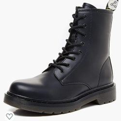  Classic combat boot with chunky lug sole and branded heel pull tab Size 6/6.5/7/7.5/8/8.5/9/9.5/10/11