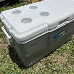 Gray Coleman  Extreme 70 Quart Cooler. In VeryGood Condition. See Pix!!   