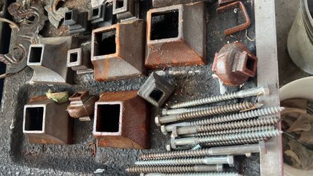 Cosas para cerca incluyendo tornillos son 2 botes llenos
