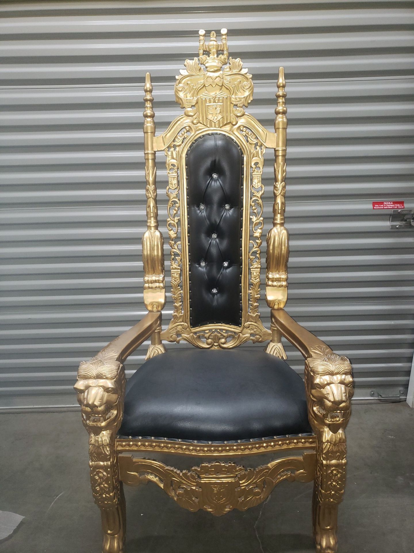 Lion throne chair