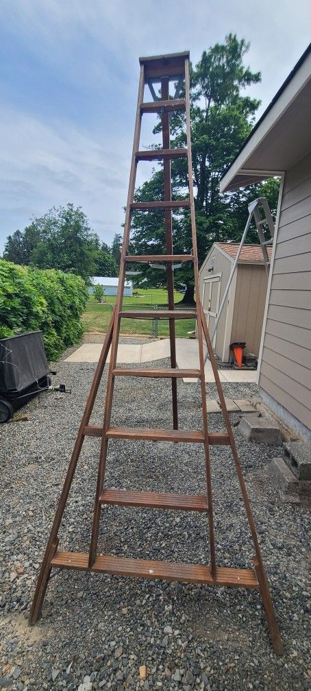 MAKE OFFER/ COLUMBIA WOODEN LADDER 10 FOOTER