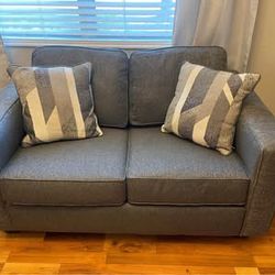 Loveseat Couch - Extremely Good  Condition