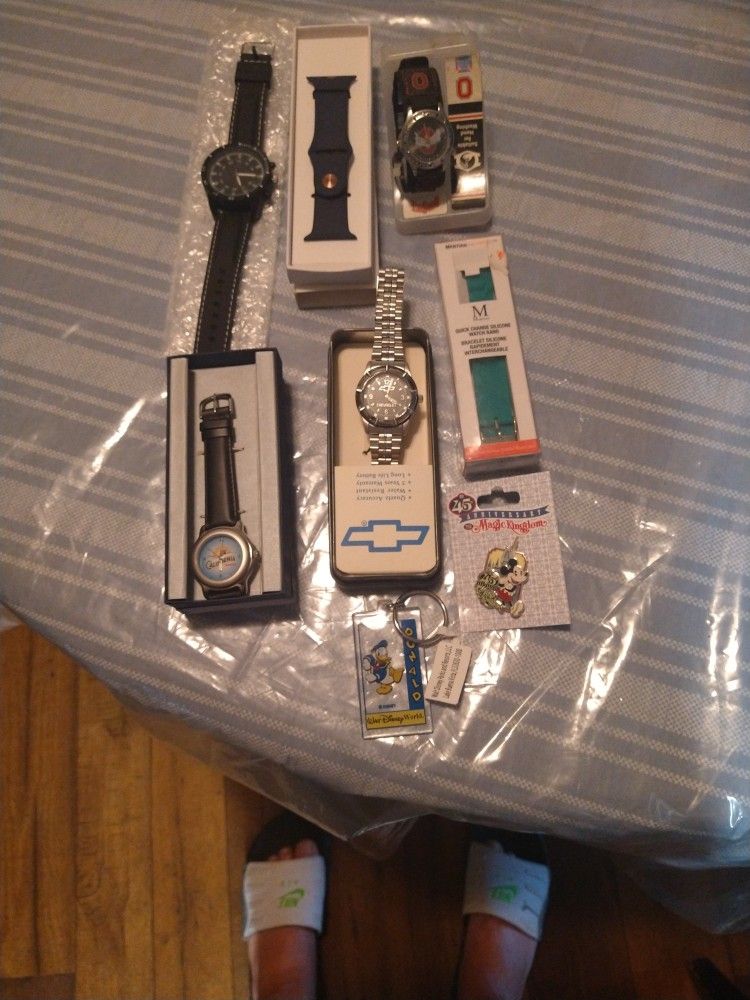 Lottery De Relojes Pulseras De Reloj iPhone Y Pin De 45 Aniversarios Magic Kingdom Y Llavero Walt Disney World