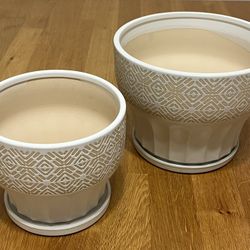 Brand new flower pot set in white with yellow