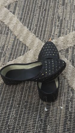 LADIES FLAT SLIP ON SHOES IN A BLACK AND GOLD COLOR IN A SIZE 7 WORN ONLY TWICE MINT CONDITION 