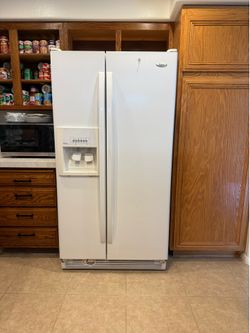 Whirlpool refrigerator with filtered water and ice machine
