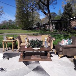** ABSOLUTELY BEAUTIFUL SCHNADIG HOME LIVING SOFA AND CHAIR  ROOM SET ** $650 OBO