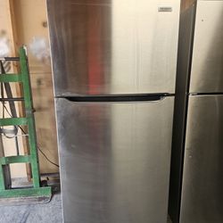 REFRIGERATOR TOP FREZZER FRIGIDAIRE STAINLESS STEEL LIKE NEW  Dimensions  W30 D28 H66 