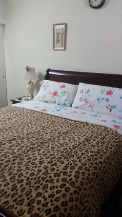 Bedroom set five pieces