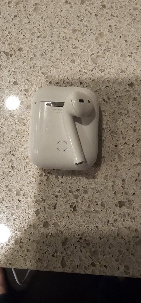 Apple Airpods 2nd Generation & Charging Case (Only 1 Earbud)