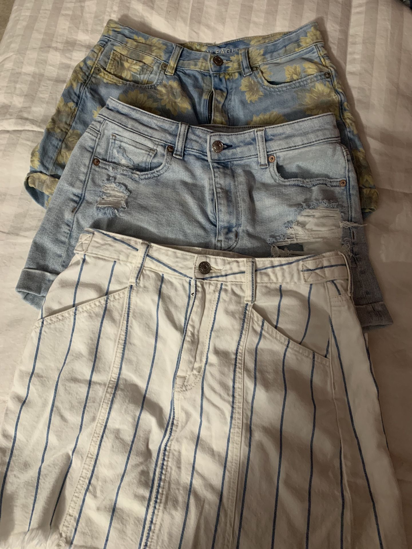 American Eagle 2 Size 4 Shirts And 1 Skirt