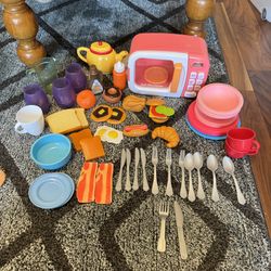 Toy Microwave With Extra Food Pieces 