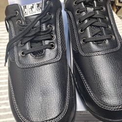 DEER STAGS. 902 COLLECTION. MEN DRESS SIZE 14 W.WIDE WIDTH. SLIP AND OIL RESISTANT 