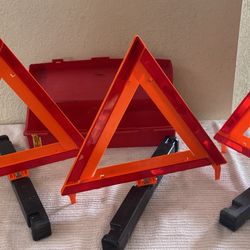 Warning triangles flare kit , TRUCKS, Cars , Trailers, Vehicles, D.O.T. Approved. Base is 18” Long, Triangles High 17”. Description👇