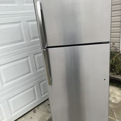 Ge Stainless Steel Fridge With Ice Maker
