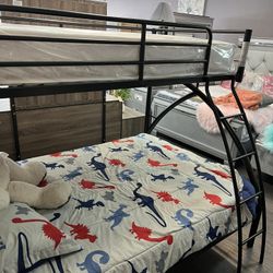 Bunk Bed Full/twin W/mattress  😍