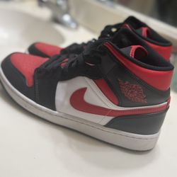 Nike Air Jordan 1 Mid Bred Toe