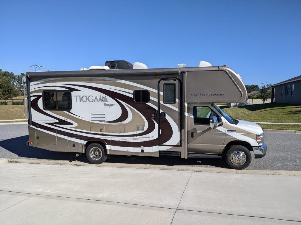 Motorhome Ford  2015  Tioga Ranger 25G Class C.