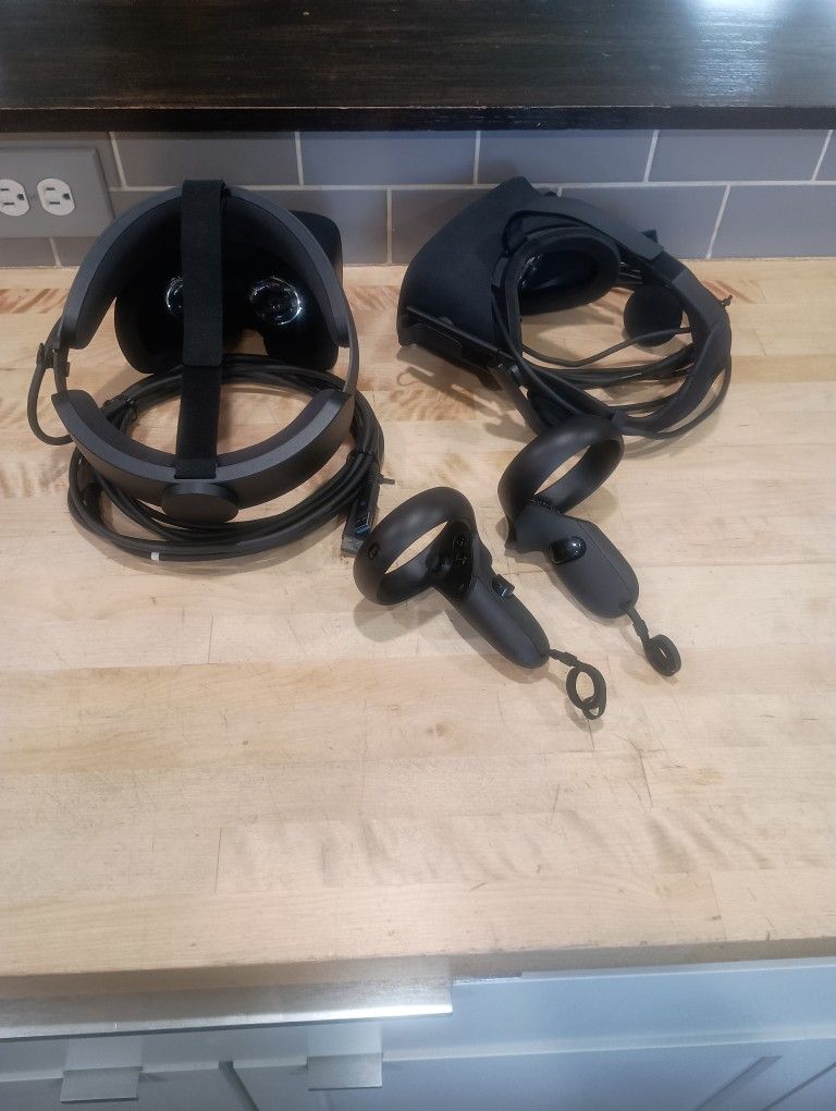Oculus VR headsets And 2 Controllers.