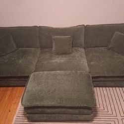 A Big Green Comfy Couch!! Smoke Free Pet Free Home