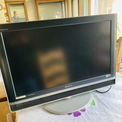 Sony Bravia KDL-V32XBR1 32" LCD HD Digital TV for gaming