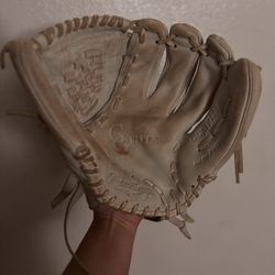 Softball outfield glove
