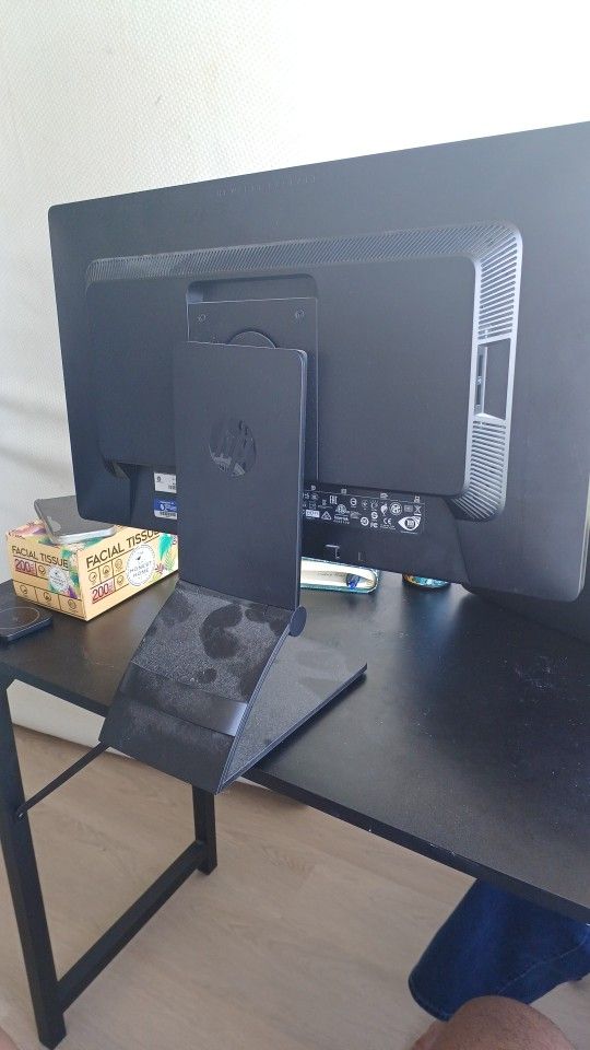 HP E231i LCD Monitor - 23"