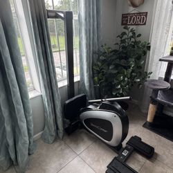 Rowing  exercise machine. Fitness Reality 