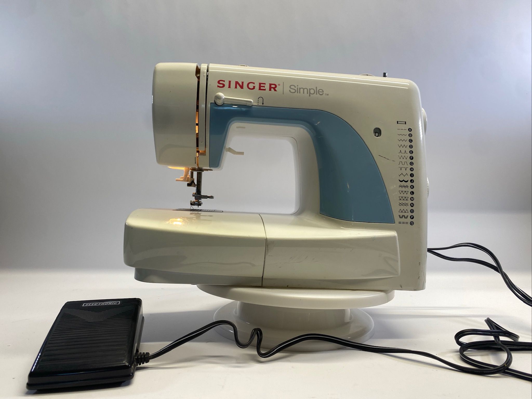 Singer Simple 3116 White Portable Household Sewing Machine W/ Pedal