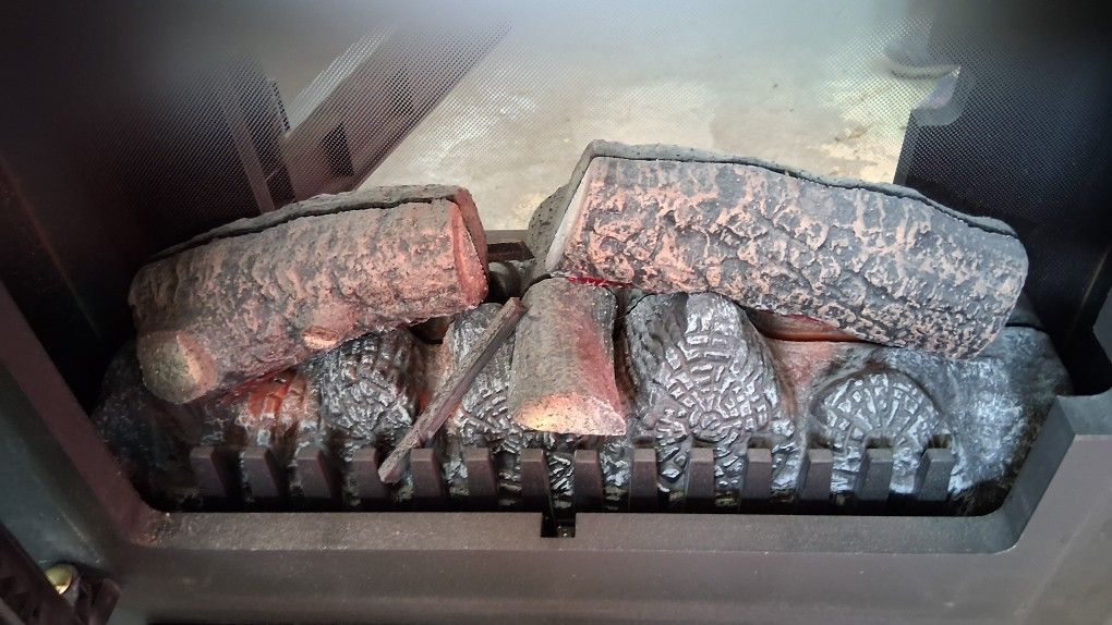 Beautiful Dimplex Portable Electric stove heater In excellent working condition.Crafted with high end materials and quality construction.Originally