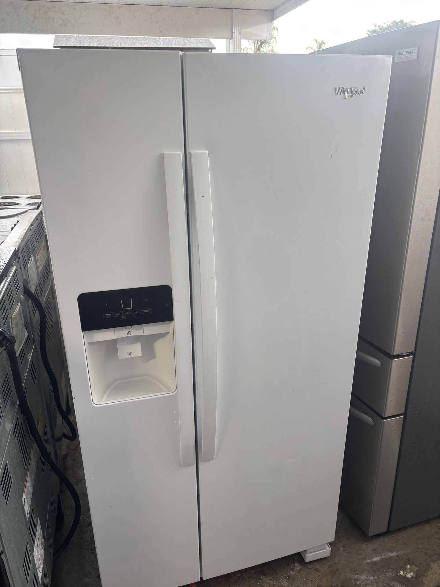 🚨🚨WHIRLPOOL REFRIGERATOR 33”🚨🚨