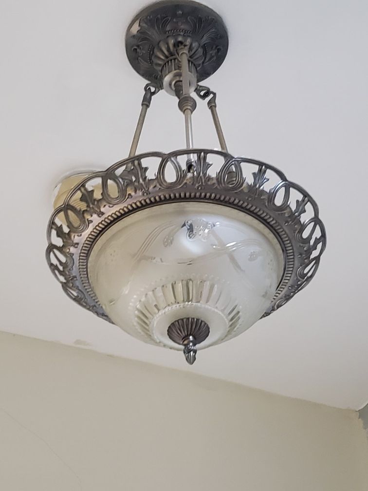 2 Chandeliers and ceiling light fixture