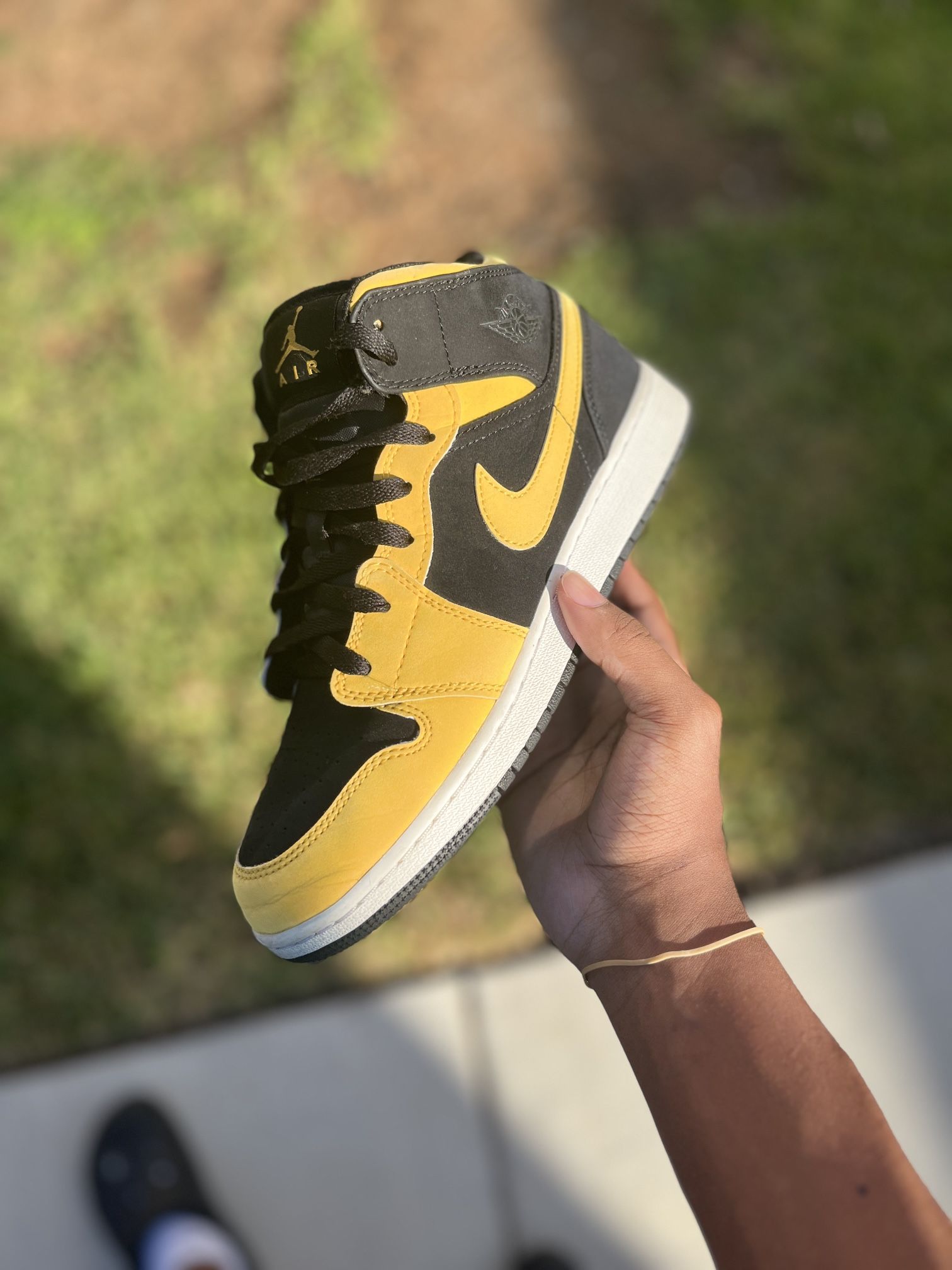 Jordan 1 Mid Reverse New Love