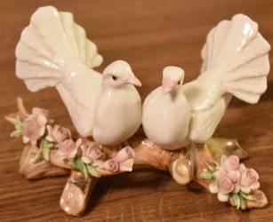 Capodimonte 2 white Doves on a tree limb