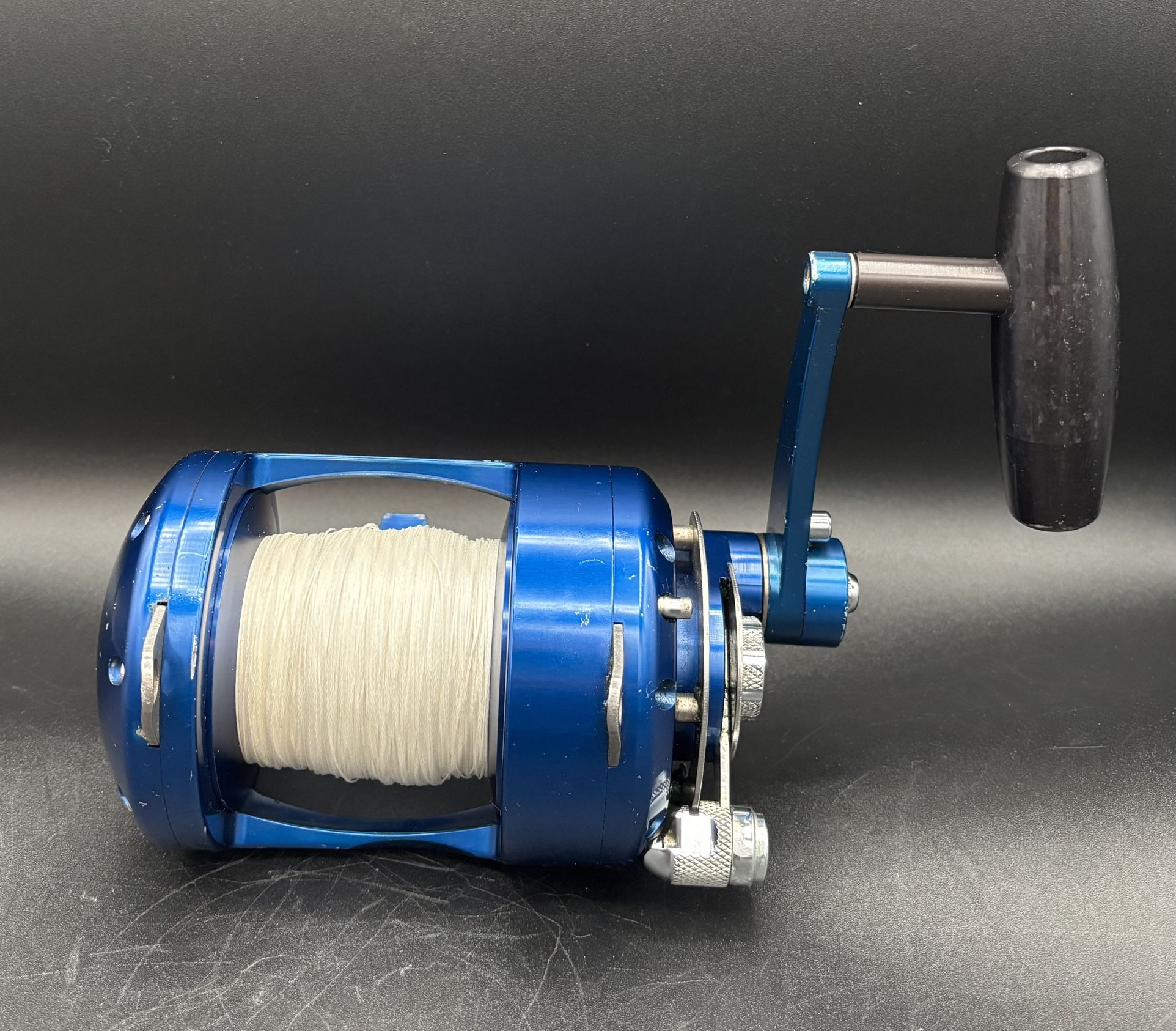 🎣Preowned Avet Quad TRxW 30/2 with 100lb of Invisible PowerPro Braid🐠