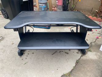 Adjustable standing desk converter