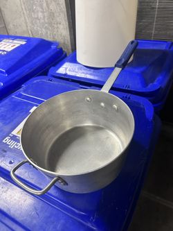 Pan With Handle, Aluminum .  2.5 G. Capacity.