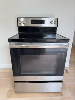 GE Electric Range – Like New Condition