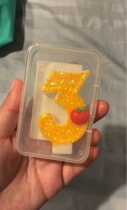 Number 3 candle yellow