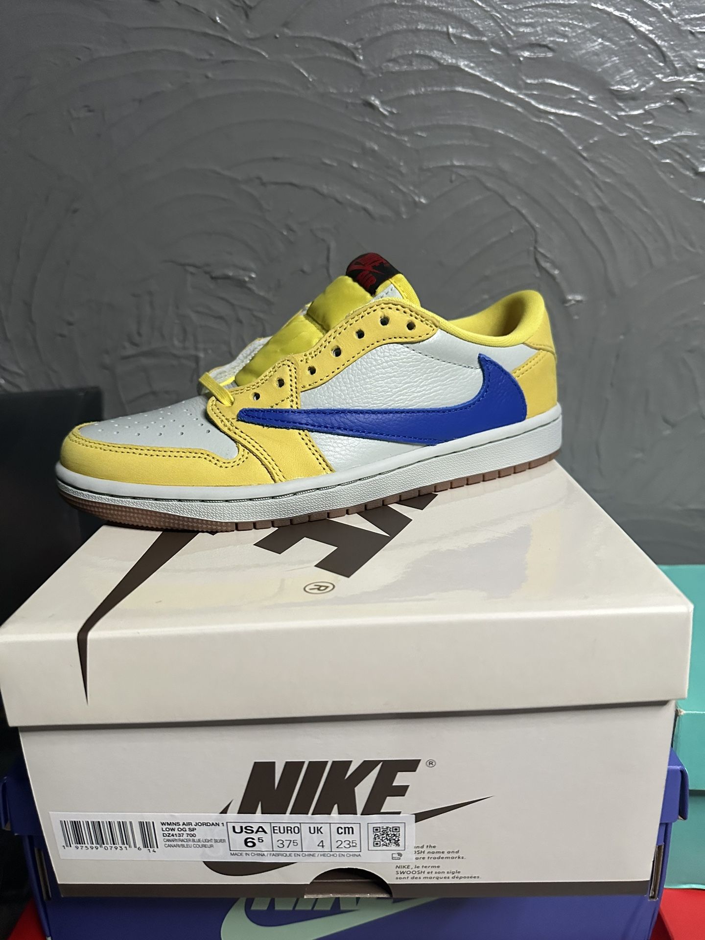 Travis Scott Canary low Womens