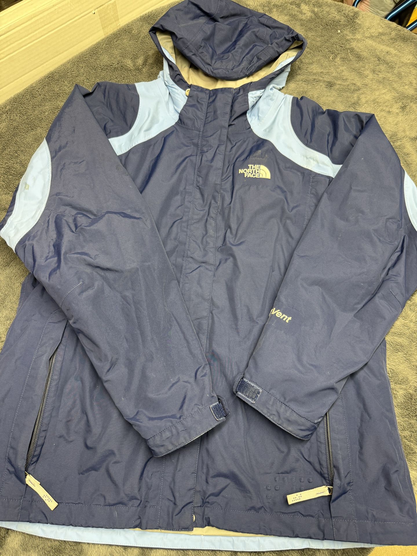 North Face HyVent Women’s Large, Medium-Weight Rain Jacket in good shape! Color is navy.  