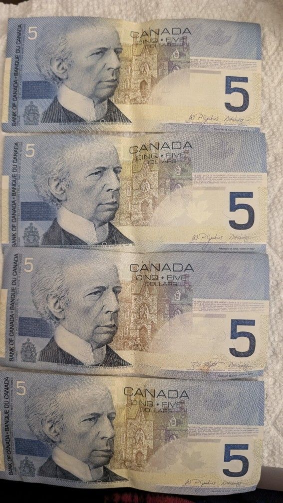 Bank Of Canada CINQ Five Dollars Emission DE 2002 3 Gold Leafs
Sir Wilfrid Laurier Premier Ministre. 1. On The reverse Are Winter Scenes. S