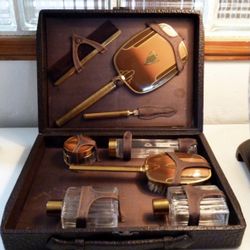 Art Deco Amber colored Men’s Travel Or Dresser Set 8 Pieces COMPLETE with CowHide Leather Case