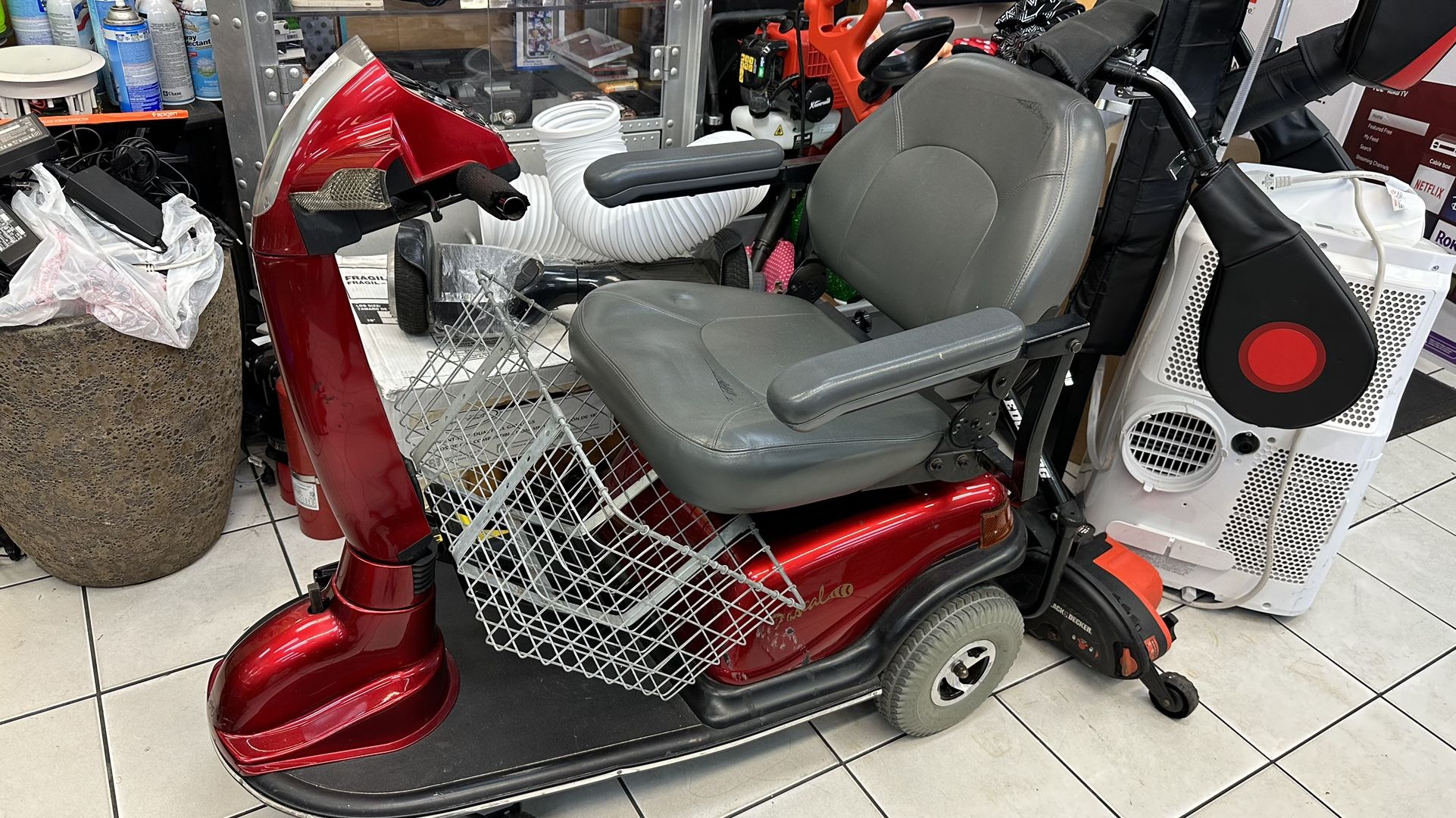 ELECTRIC MOBILITY Rascal 600 Electric 3- Wheel Scooter | Elevating Captains Seat | 450 lbs. weight capacity
