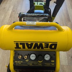 DeWalt D55146 225 PSI 4.5 Gallons Air Compressor