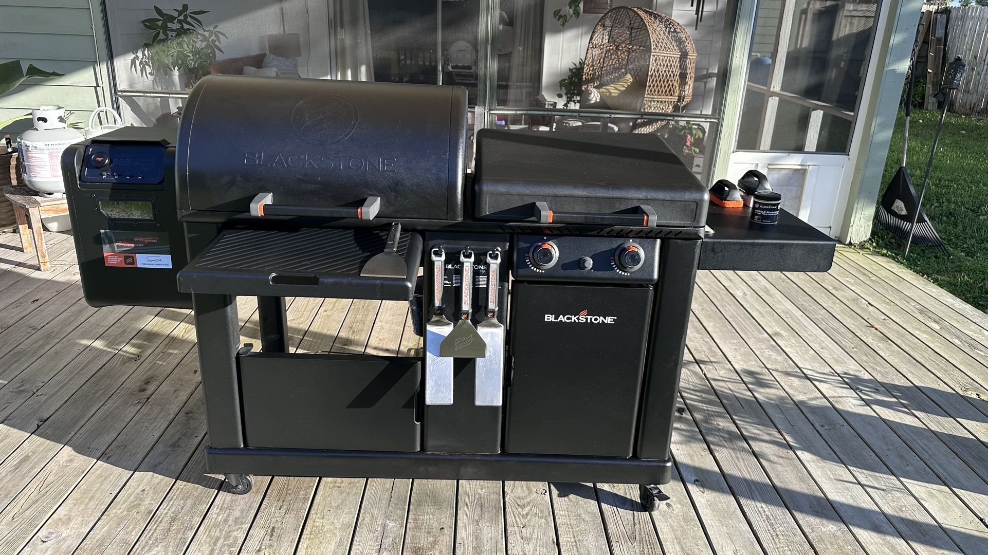 Black Stone Flat Top Griddle With Smoker