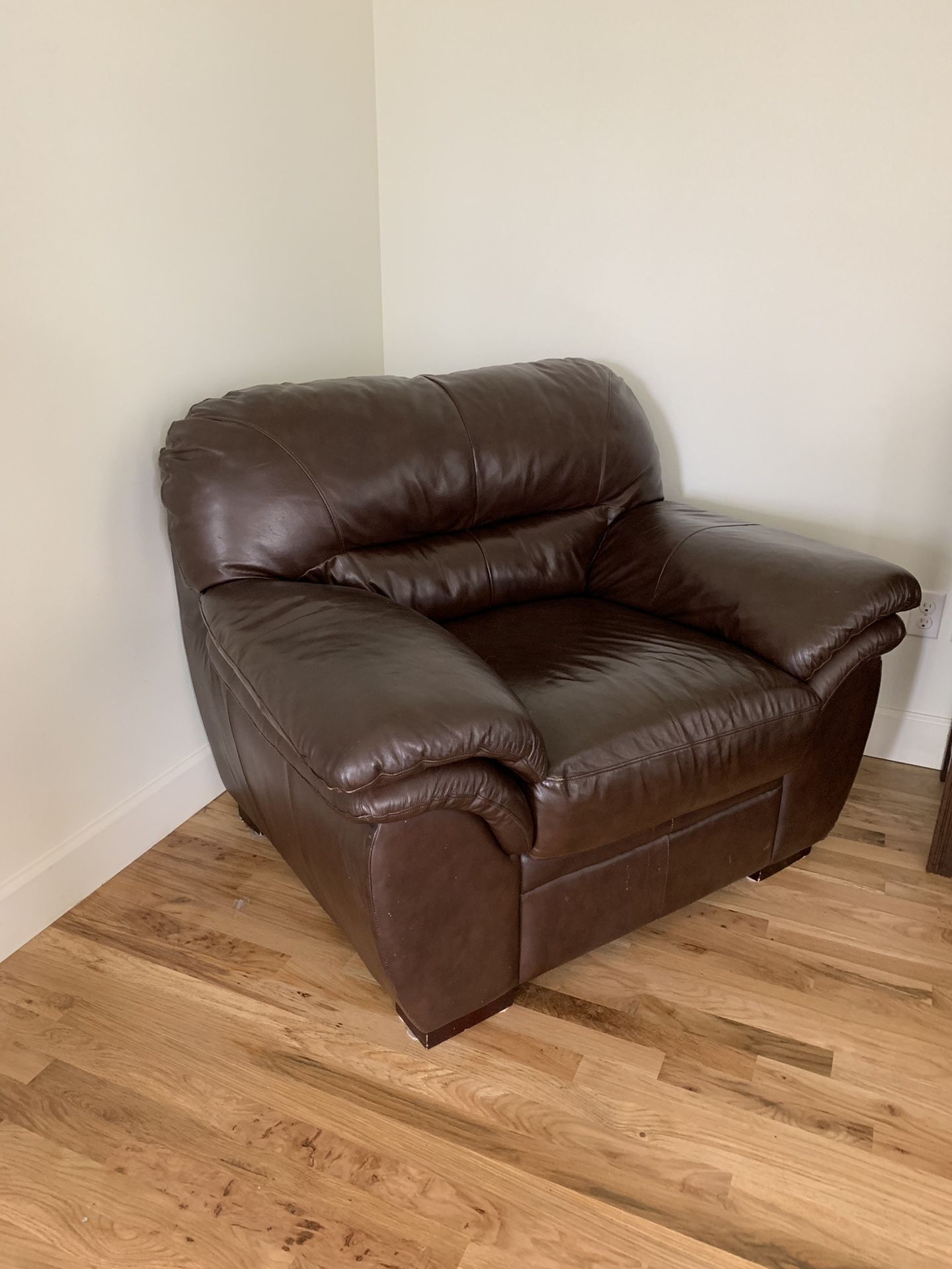 *FREE* Durable synthetic leather chair