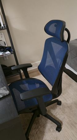 Staples Hyken Ergonomic Mesh Task Chair, Lumbar Support, Swivel, Blue