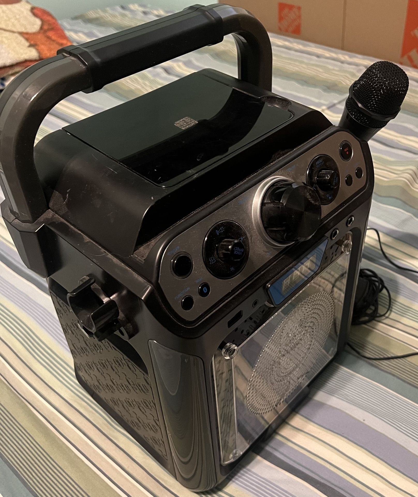 Karaoke Machine / Built In Speaker & Microphone